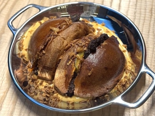 Гамбургер у сирній ванні