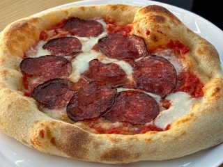 Піца салямі 