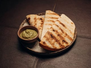 Кесаділья з сиром та соусом Гуакамоле