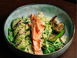Салат з лососем татаки та авокадо гриль