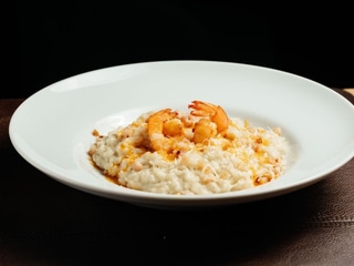 Сирне різотто з беконом та креветкою.