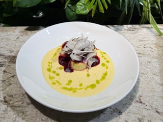 Сирники з ванільним соусом, вишнею та кокосовими чипсами