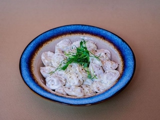 Пельмені з куркою та сирним соусом
