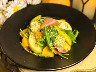 Салат з печеним гарбузом, грушею та пармою