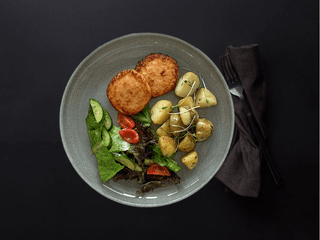 Курячі котлетки з картоплею та салатом