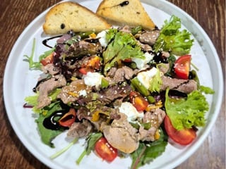 Теплий салат з свинною вирізкою 