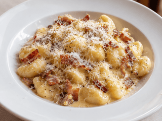Noky ala carbonara sypané sýrem Gran Moravia