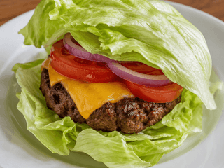 Hovězí burger NAKED (bez housky) v ledovém salátku
