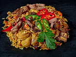 Pilaw „Taschkent“ mit Kalbfleisch, Kichererbsen, Rosinen