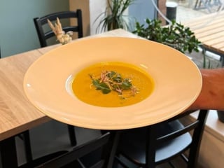 Zuppa di mais al curry verde