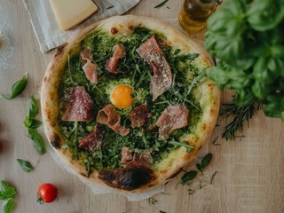 Jarní pizza s rukolovým pestem