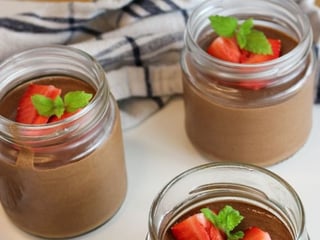 Čokoládová pěna s višněmi