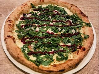 Pizza alla barbabietola