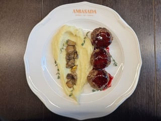 Котлети з оленини з білими грибами та ожиновим джемом