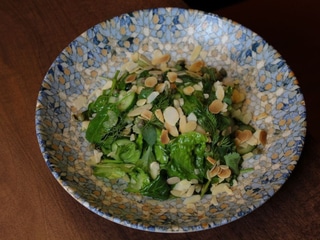 Зелений салат зі шпинатом, стеблами селери та мигдалем