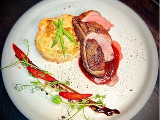 Смажена качка з картопляним гратеном