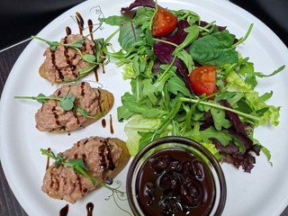 Салат з качкою конфі та джемом