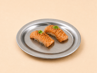 Nigiri z łososiem opalonym