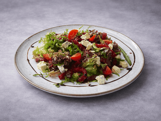 Салат з печеним буряком та сиром Дор Блю