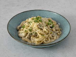 Паста з куркою та грибами