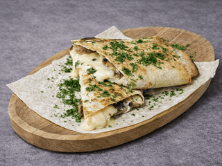 Сулугуні в лаваші з зеленню