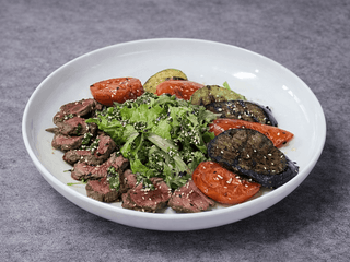 Теплий салат з телятиною