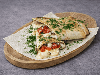 Сулугуні в лаваші з помідорою