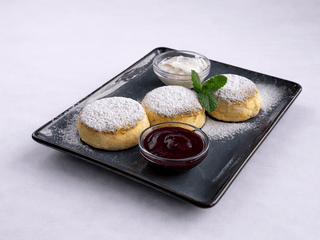 Сирники зі сметаною та джемом