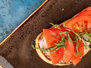 BRUSCHETTA З ФЕТОЮ ТА ТОМАТАМИ