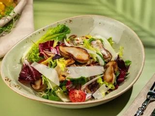ENSALADA З БІЛИМИ ГРИБАМИ ТА СОУСОМ TAIPEI