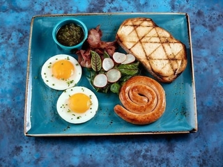 *ЯЄШНЯ З БЕКОНОМ ТА КОВБАСКАМИ ГРИЛЬ