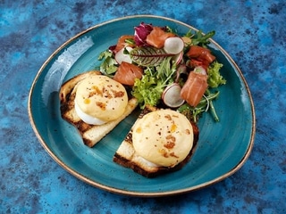 *ТОСТИ ПАШОТ З СЛАБОСОЛЕНИМ ЛОСОСЕМ