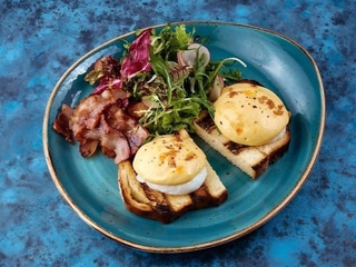 * ТОСТИ ПАШОТ З ВОГНЯНИМ БЕКОНОМ