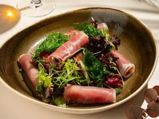ENSALADA З ХАМОНОМ ТА ТРЮФЕЛЬНИМ КРЕМ-СИРОМ