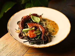 Чорні лінгвіні з восьминогом