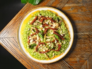 Шпинатний різото з вяленими томатами та шимеджи