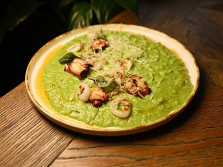 Шпинатний різото з восьминогом та кальмарами