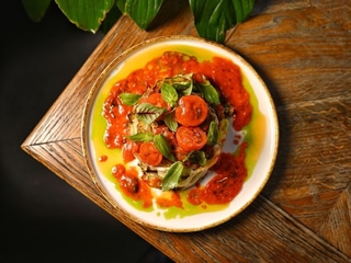 Стейк з молодої капусти з томатами та соусом кочуджан