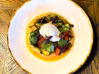 Індичка конфі з яйцем пашот на каштановому мусі