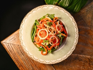 Салат зі шпинатом та цибулею фрі