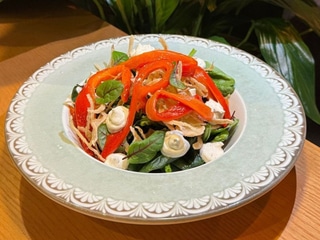 Салат зі шпинатом та цибулею фрі