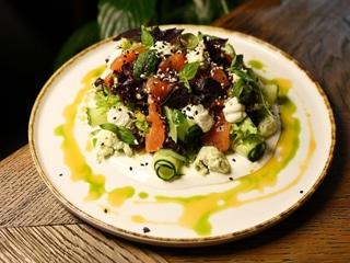 Салат з слабосоленим лососем