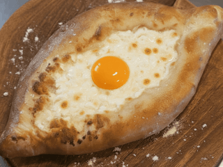 Jachapuri adjariano (Khachapuri adjaruli)