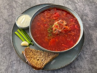 Борщ з ребром і грінками