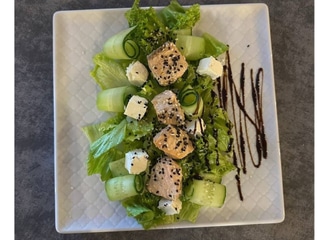 Салат з лососем та фетою