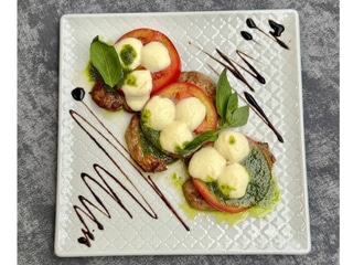 Свинина з моцарелою