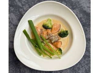 Лосось з броколі у вершковому соусі