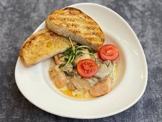 Лосось з білими грибами