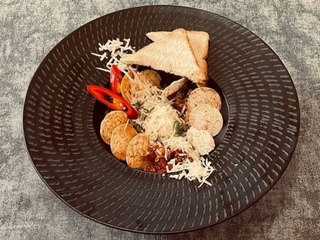 Тартар з телятини з рисовими чіпсами