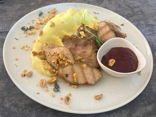 Свинина з журавлиним соусом